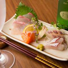 その日仕入れた鮮度抜群の魚を使った『本日のお造り』
