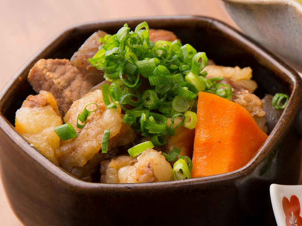 野菜やこんにゃく、ニンニク入りでスタミナ満点『牛すじ煮込み』