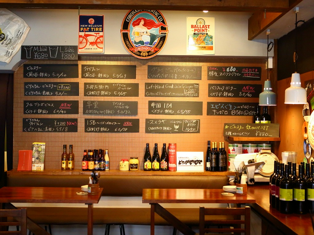 バーのように落ち着ける大人な空間のカウンター席は、一人客向き