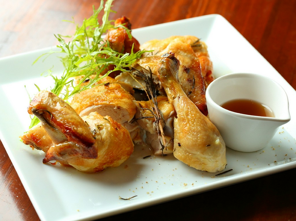 クラフトビールとハーブの塩ダレが絶品『丸々鳥のオーブン焼き』　1/4羽