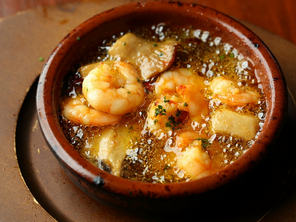 ニンニクの香ばしさで食材の味が引き立つ『小海老のアヒージョ』