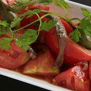カンタブリア海産のアンチョビが、フレッシュトマトと良く合います。