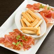 世界3大生ハムと言われる中からイタリアとスペインの生ハム2種類を味わえる贅沢な一皿。お店のコンセプト「スペインとイタリアのコラボレーション」を体現したメニューです。
