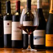 ソムリエ厳選のワインに加え、ワインスペクターで90点以上獲得したワイナリーからNAPAワインを直輸入。季節や年ごとに、様々入れ替わるので、ワイン好きの方は見逃せません。　
