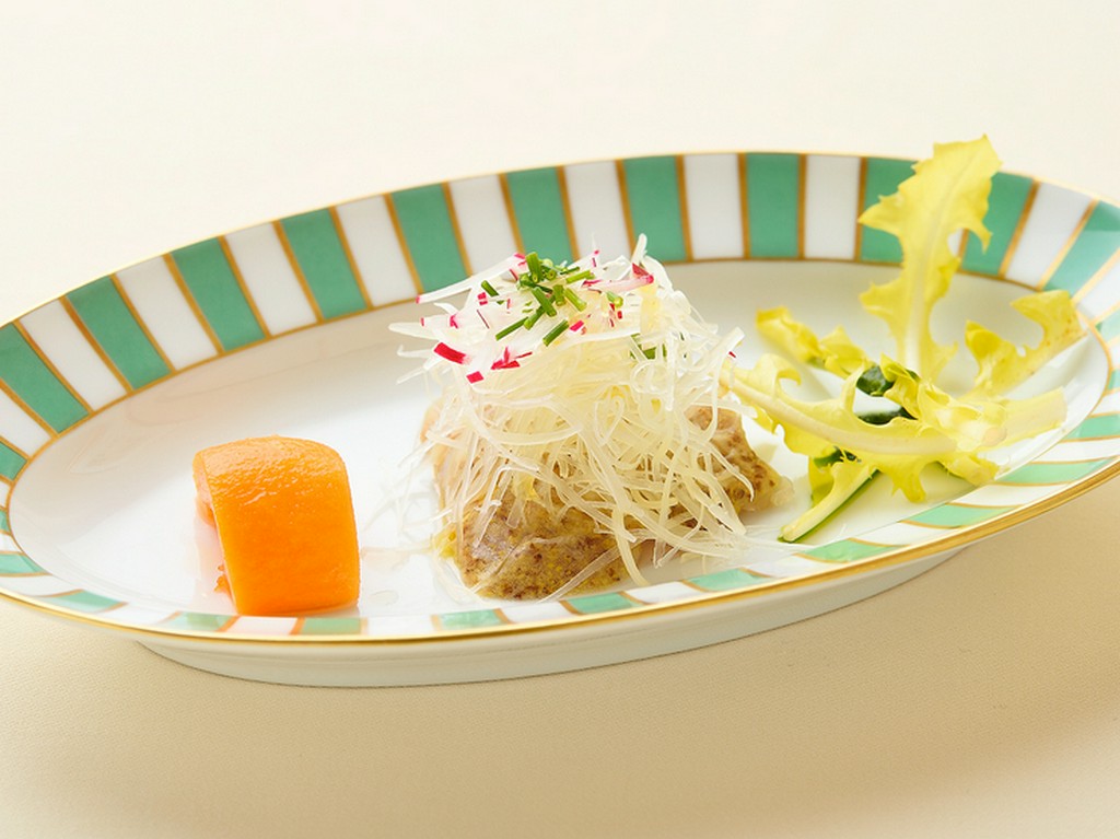 野菜、果物、魚介、きのこなど、新鮮な旬の食材でつくる彩りの皿