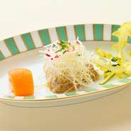 素材の持ち味を大切にするイタリア料理の真髄である“旬の食材”を徹底しています。季節の野菜や果物、鮮度ばつぐんの天然の魚介、滋味豊かなきのこなどを用いた、収穫の喜びを詰め込んだ皿をお楽しみください。