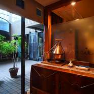 ソムリエを務めるのはマダムの奥村津恵子さん。ワインリストにはイタリア全土の選りすぐりワインが並び、コストパフォーマンスがよい銘柄から最高峰までがずらり。適宜お店でねかせ、飲み頃の時期に提供しています。