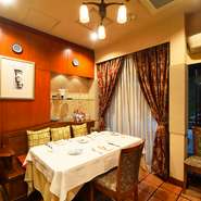 ゆったりと食事とワインを楽しめる個室が2室あり、接待や会食などプライベート空間を大切にしたいシーンに最適。4名様用と6名様用の2タイプあり、どちらもイタリアの家庭の客間のような落ち着いた趣です。