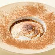 わたり蟹の一種である丸蟹からとった濃厚なスープを使ったビスクに、牛乳のスプーマを合わせ、イナゴ豆のパウダーをかけてカプチーノ風に。前菜の一つに提供している人気の皿です。