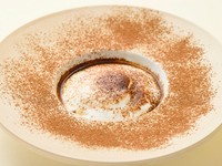 シェフ考案の看板メニュー『丸蟹のビスク カプチーノ風』