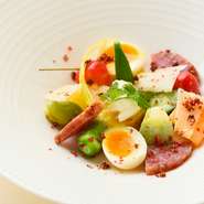 旬の野菜やフルーツなどを楽しめる冷前菜の一つ。
ソフトタイプのサラミとフルーツ、旬の野菜を少しずつ楽しめます。ローズペッパーとレモンドレッシングがアクセントな、爽やかな一品です。