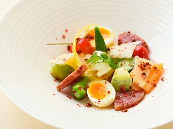 サラミとフルーツ、旬の野菜などのサラダ仕立て