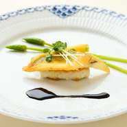 イタリアの伝統料理に和のテイストをプラスした一皿。キスをパルミジャーノチーズ入りの衣をつけて焼き、一般的なフリコに使われるジャガイモを里芋に変えています。キスとの相性が極上の一品です。