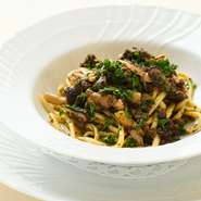 イタリア中部の名物パスタであるキタッラ、トスカーナ州の手打ちのピッチなど手間ひまかけた自家製パスタのプリモが自慢です。キノコ、タコなど季節の食材に応じて、ラグーソースなどで提供しています。