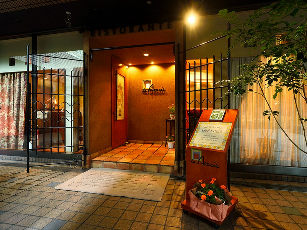 大人のお客様がゆったり落ち着いて食事を楽しめる空間とサービス