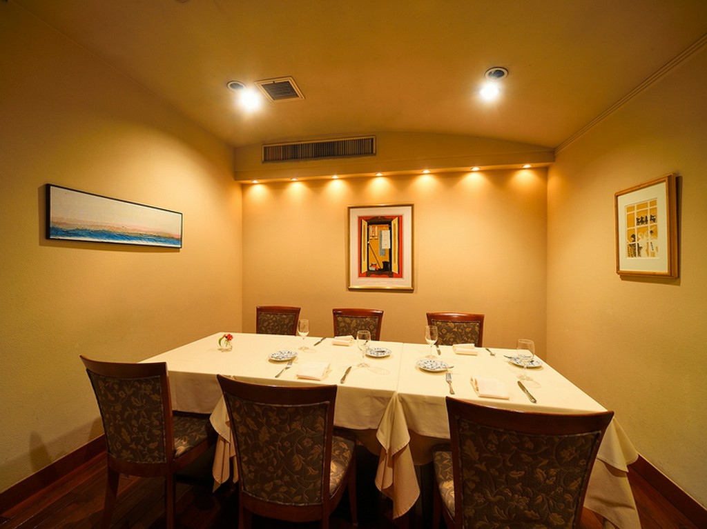 接待の会食のコース料理は2時間で食べ終わるよう工夫しています