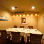 大切な取引先様などへの接待に向く、プライベート感が高い完全個室をご用意。忙しいなかでの接待の時間をより有効にできるよう、コース料理をゆっくり召し上がっていただいても2時間で終了するよう配慮しています。