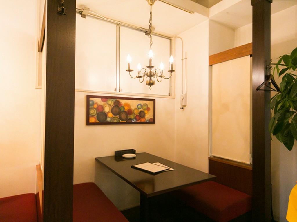 周りを気にせずおしゃべりできる、仕切りのあるテーブル席