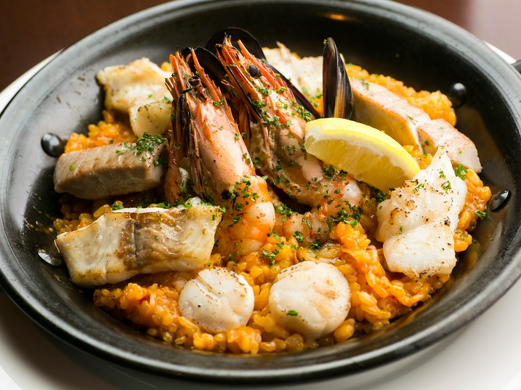 魚介の旨みが堪能できる『バレンシア風魚介たっぷりのパエリア』