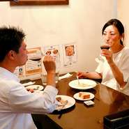誕生日や記念日にも相応しい、シックなムード。予約の際に、誕生日や記念日であることを伝えてクーポンを利用すると、デザートプレートプレゼントのサービスを受けられます。