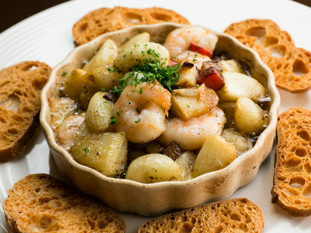 海老のぷりぷり食感に思わず笑顔がこぼれる『小海老のアヒージョ』