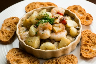 海老のぷりぷり食感に思わず笑顔がこぼれる『小海老のアヒージョ』