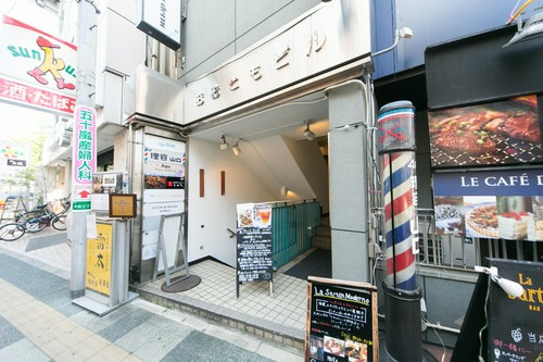 「広瀬通」駅から徒歩2分。ビルの2階にあるスペイン料理店