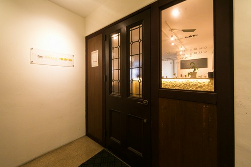 スペイン語の店名にちなんで、フライパンのイラストがお出迎え