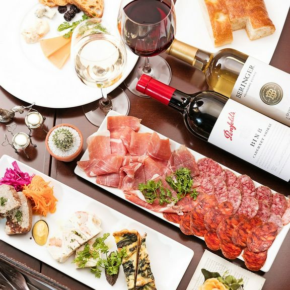 その日の食材を吟味し、シェフがお客様にぜひ食べていただきたい料理でコースを仕立てます!