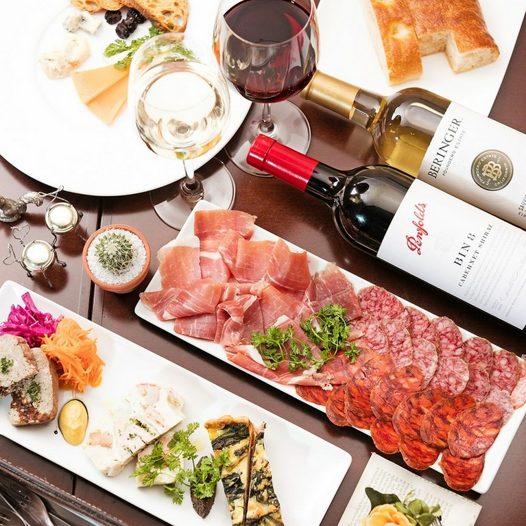 その日の食材を吟味し、シェフがお客様にぜひ食べていただきたい料理でコースを仕立てます！