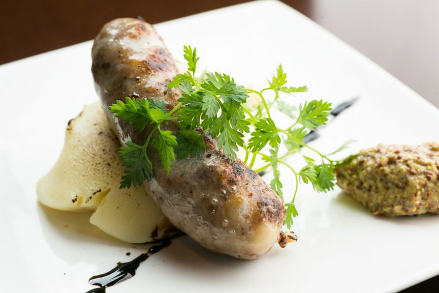 口中に肉汁が溢れ出す『豚バラ肉の自家製ソーセージ』