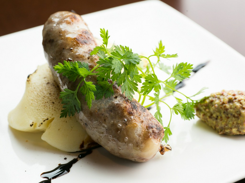 口中に肉汁が溢れ出す『豚バラ肉の自家製ソーセージ』