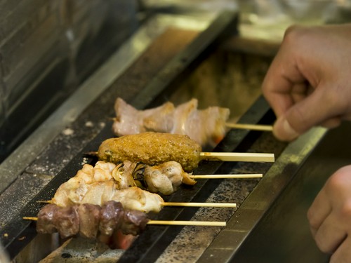 一本一本、串打ちし、炭火で香ばしく焼き上げた『串焼』