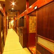 17ある部屋はすべて完全個室。一番大きな部屋で、10～20名が入ることができます。接待、会食、デートはもちろん、女子会や宴会などにも。15時からオープンしているので、昼下がりのお茶会的な使い方もできます。