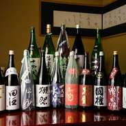 伯楽星、綿屋、一ノ蔵、乾坤一、陸奥八仙、田酒、楯野川、麓井、くどき上手、南部美人、あぶくま、一白水成など東北の銘柄から、瀧自慢、明鏡止水、美丈夫、黒龍といった各地の日本酒まで幅広く用意しています。