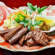 自家製の糀で仕込んだ厚切り牛たんをグリル。麹によって引き出された旨味と甘み、そしてやわらかさに驚かされます。