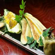 今が旬の月山筍、ヤングコーン、アスパラを炭火で焼き上げます。季節感を楽しめるメニュー。