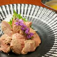 低温調理することで、生に近い食感に仕上がった人気のレバー。「とろり」とした食感がたまりません。