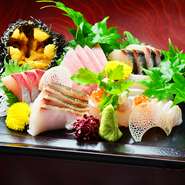 その日仕入れた新鮮な魚を美しく盛りつけ。人数に合わせて調整が可能です。