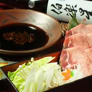 仙台名物の牛たんをすき焼きのだしでしゃぶしゃぶ風にお召し上がり頂ける、新感覚の鍋です。 絶品ですので是非お試しください！！