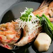 宮城県産の高級魚「キンキ」を、ふっくら柔らかな煮付けに仕上げた自慢の一品です。みりんを入れすぎず、しつこくない甘さとだしの割合にこだわったもの。五感全てでお楽しみください。
