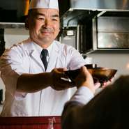 美味しい食事を食べていただくのはもちろんのこと、お客様の大切な心地よい時間をつくるお手伝いをさせていただけたらと願っております。若おかみの出迎えで、つかずはなれずに応対をさせていただきます。
