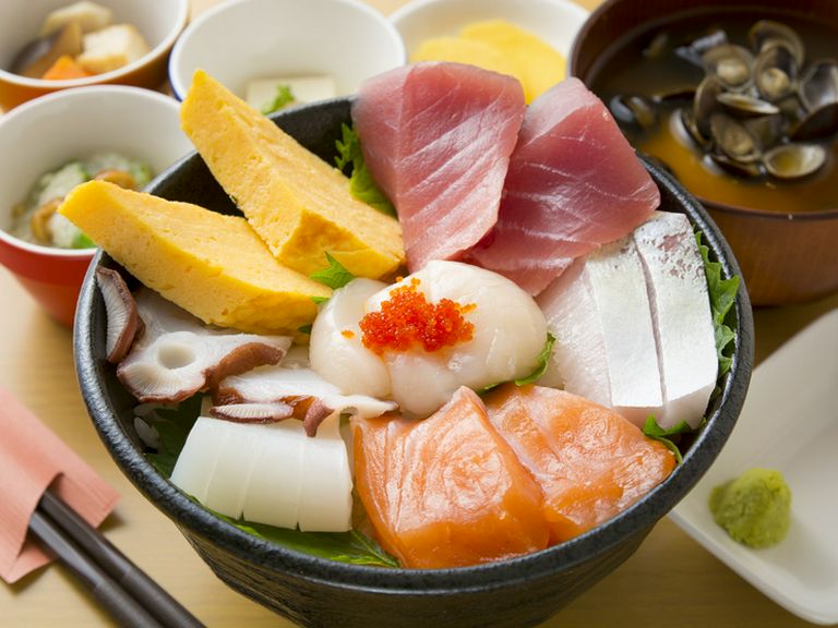 豊富な海の幸を豪華に、そしてさまざま種類を楽しめる『おまかせ海鮮丼』
