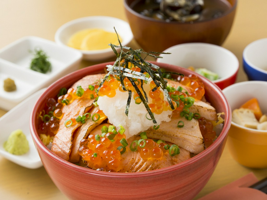 豪華絢爛、女性にも人気が高い華やかな『サーモンあぶり丼』