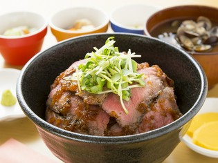 柔らかく旨み強く感じられる『青森県産　ローストビーフ丼』