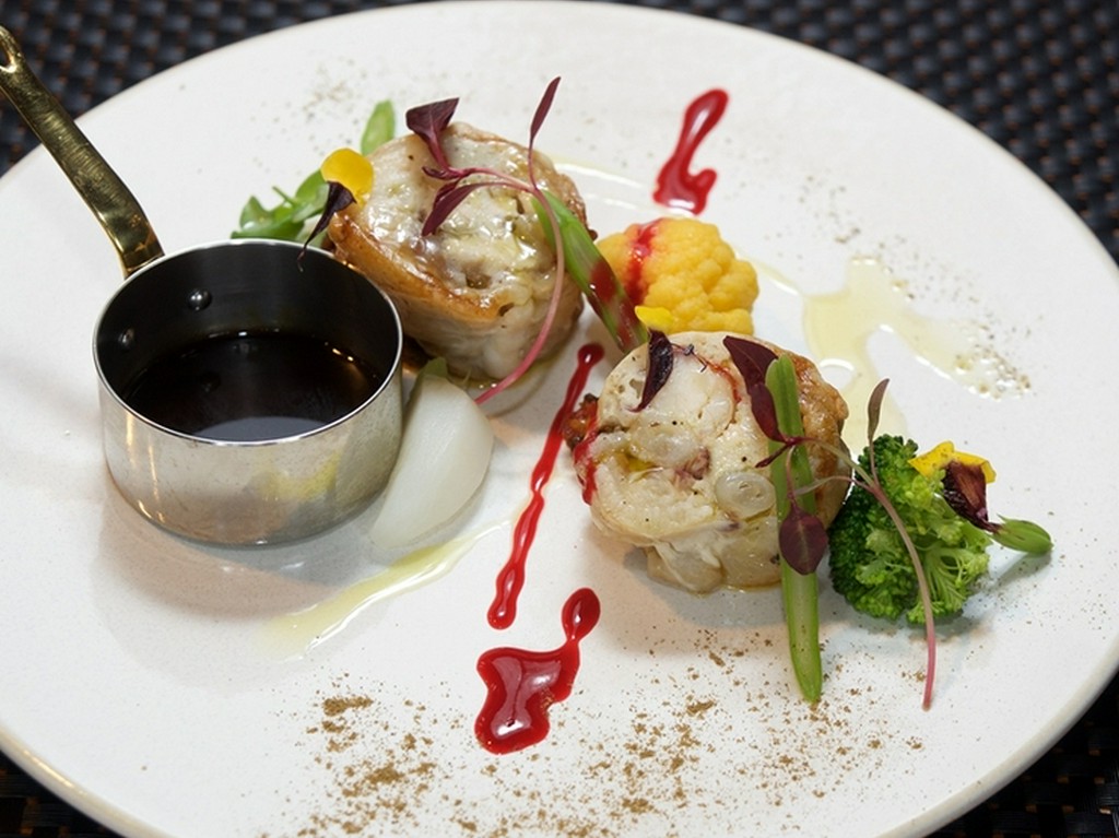 本場フランスで衝撃を受けた味『豚足のオマール海老包み』