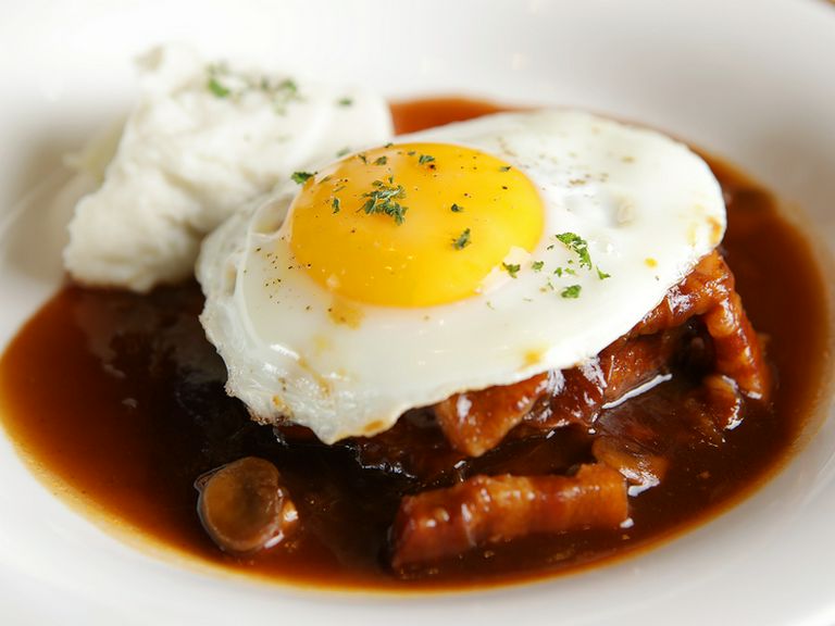 濃厚なソースが美味しさを高める『自家製ハンバーグ デミグラスソース』