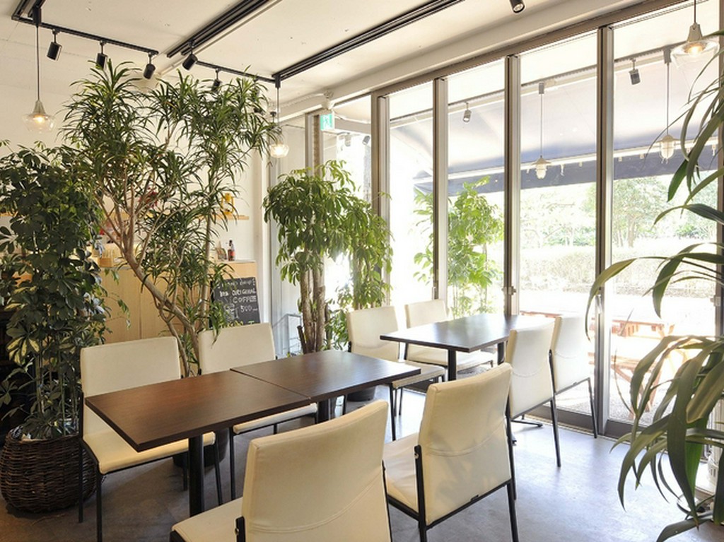 夜になるとムード満点の店内は、大人のデートにもってこい