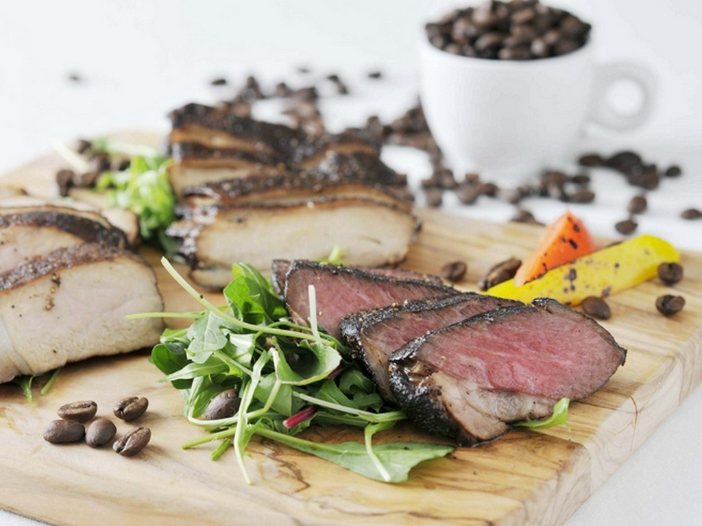 厳選されたコーヒー豆を使用。コーヒーの香りが楽しめる『コーヒー熟成肉』