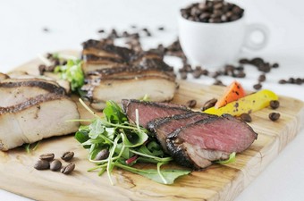 厳選されたコーヒー豆を使用。コーヒーの香りが楽しめる『コーヒー熟成肉』